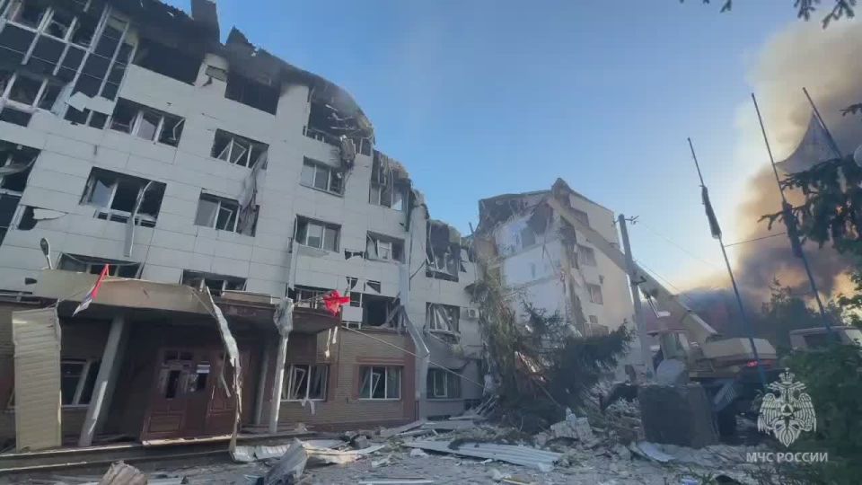 Трех человек спасли из-под завалов общежития в Старобельске