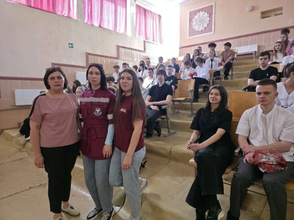 Фельдшеры скорой помощи провели профориентационную встречу в Ровеньковской школе