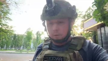 Обстановку в центре Луганска показал корреспондент "Известий" Эмиль Тимашев