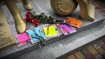 На территории ЛГПУ организован стихийный митинг в память о погибших при обстреле общежития Старобельского колледжа