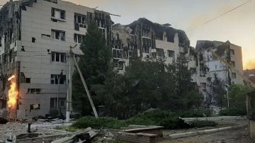 В Старобельске спасатели работают под повторными атаками дронов, сообщил представитель МИД РФ