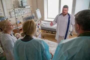 Глава ЛНР вместе с Уполномоченным по правам человека в РФ Яной Лантратовой навестили раненых в результате удара в Старобельске