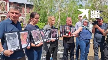 Яна Лантратова, уполномоченный по правам человека в Российской Федерации, общается с иностранными журналистами в Старобельске