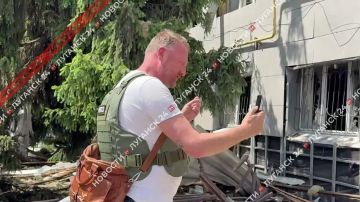 Ирландский журналист Чей Боуз рассказывает своей аудитории о событиях в Старобельске:
