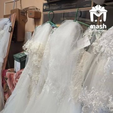 Весь морг увешан свадебными платьями