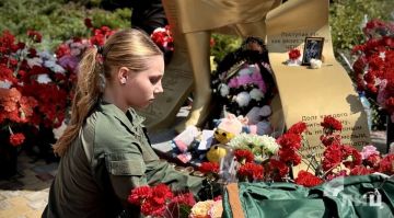 Возложение цветов к мемориалам на территории ЛГПУ и у храма в честь иконы «Умиление» в память о погибших от удара ВСУ по Старобельскому колледжу, Луганск, 25 мая 2026 года