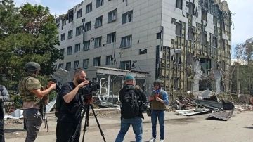 Западные СМИ однобоко освещают атаку киевского режима на колледж в Старобельске, где погиб 21 человек, заявил нидерландский журналист Эрик ван де Бейк