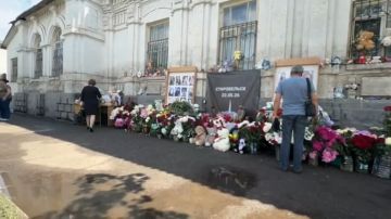 В Старобельске, Луганской Народной Республике, недалеко от места трагедии, спонтанно установлен мемориал в память о жертвах террористического акта, совершенного киевским режимом