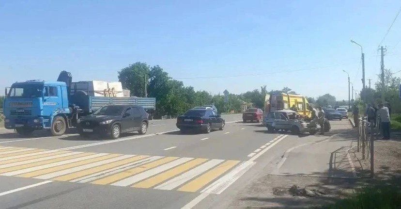 Сотрудники Госавтоинспекции из Алчевска и Перевальска помогли пострадавшему в ДТП в Лутугинском округе