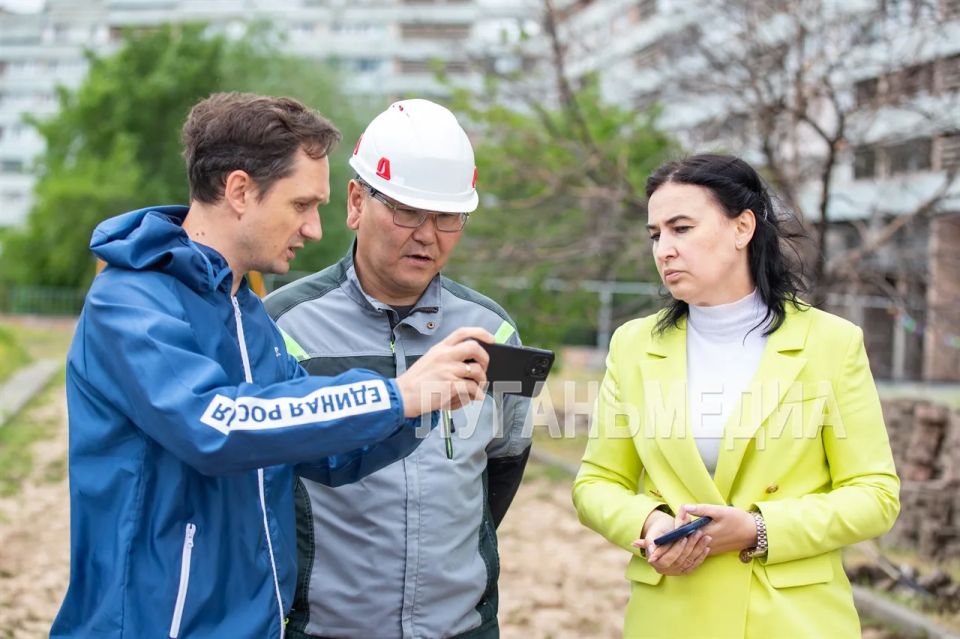 В Луганске идут работы по восстановлению сквера у памятника Ворошилову