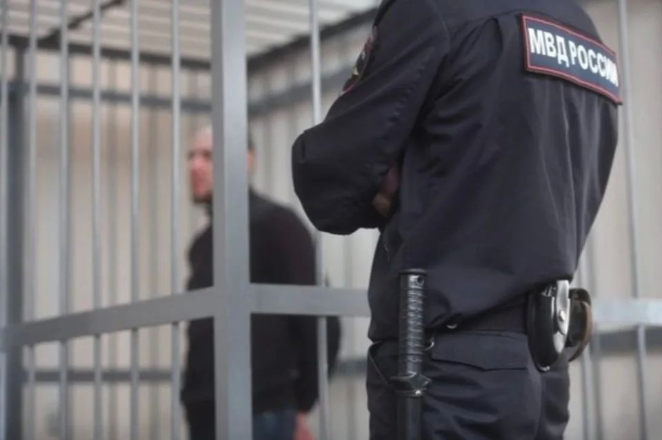 Вор-рецидивист украл из магазина в Антраците 50 тысяч рублей и снова сел