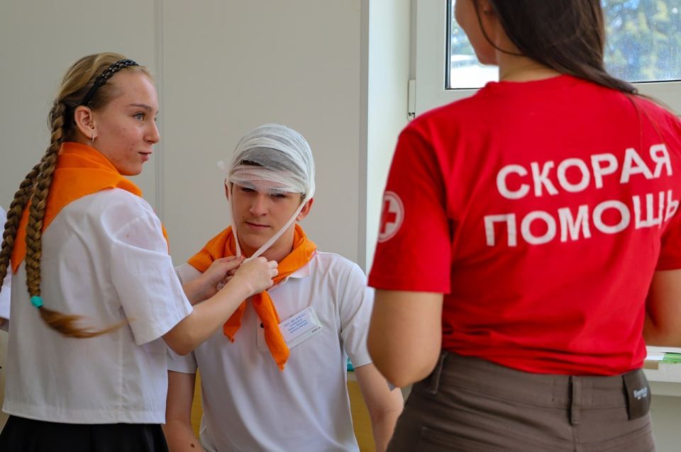 Инструкторы первой помощи Луганского центра медицины катастроф оценили знания и навыки юных инспекторов движения