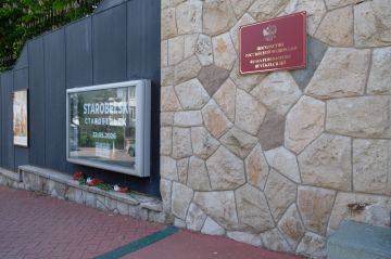 28 мая у главного входа в здание Посольства России появился стихийный мемориал с фотографиями погибших при ударе по учебному корпусу и общежитию колледжа Луганского государственного педагогического университета в Старобельске