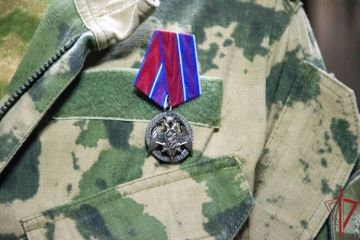 Командующий группировкой вручил награды отличившимся росгвардейцам в ЛНР