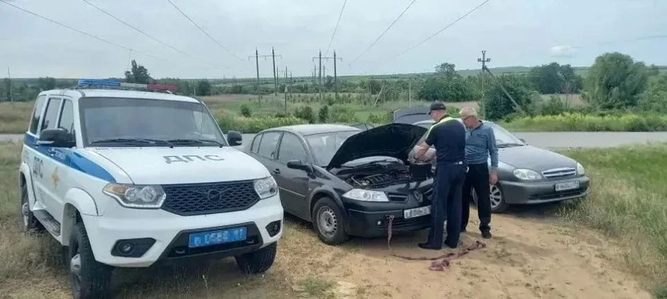 Сотрудники ГИБДД в Краснодонском округе помогли завести заглохшую на трассе машину