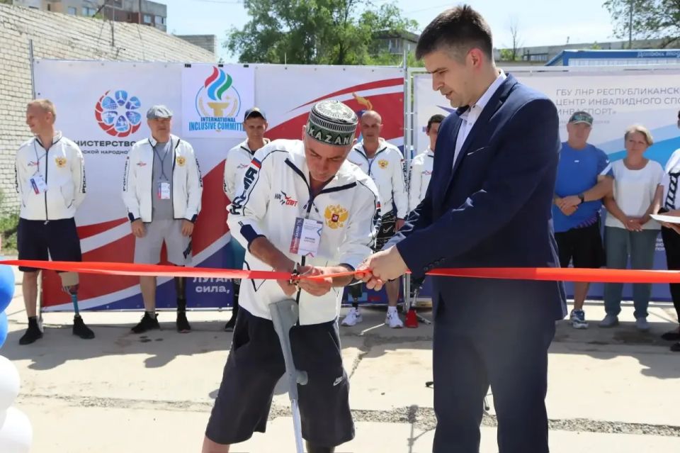 В Луганске открыли первую инклюзивную спортивную площадку