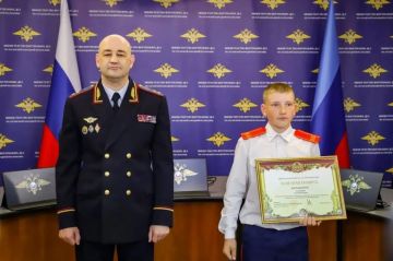 Два автомата, 16 пистолетов и сотни патронов: За найденный схрон с оружием восьмиклассник получил награды