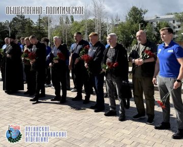 1 июня в детском парке имени Щорса в Международный день защиты детей и в преддверии Международного дня невинных детей - жертв агрессии состоялась церемония возложения цветов к памятнику погибшим детям Луганщины