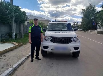 111111 Дорожные полицейские Новоайдарского округа помогли водителю отремонтировать неисправный автомобиль
