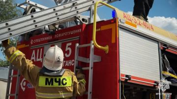 Минуты на спасение: 20 человек эвакуировали спасатели из горящего подъезда в Луганске