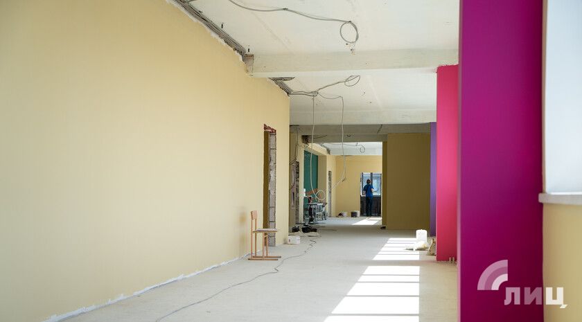 Строители проводят внутренние отделочные работы в Луганской гимназии №52