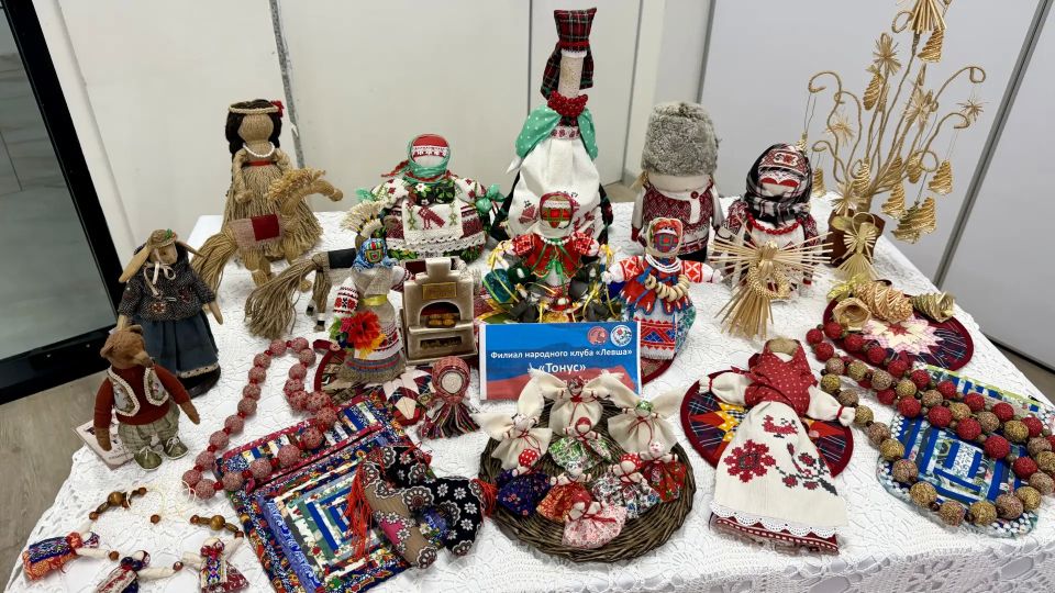 В Луганске прошла выставка-форум «Игрушки из бабушкиного сундучка»