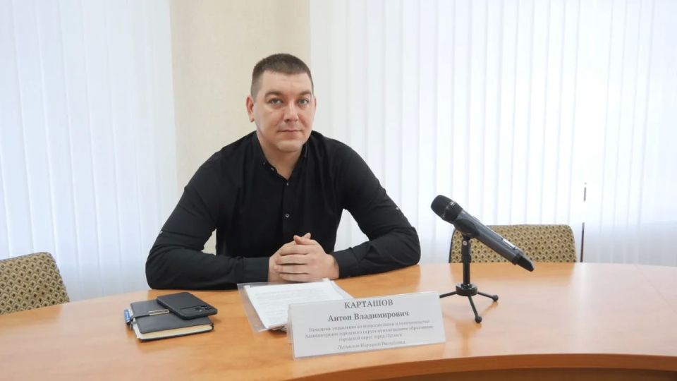 "ДеломЕдины" Антон Карташов В рубрике "Делом Едины" пресс-служба Администрации Луганска сегодня расскажет о сотруднике Администрации Луганска - Антоне Владимировиче Карташове
