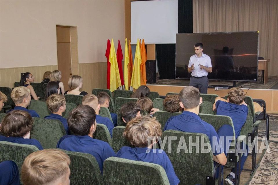 В преддверии празднования Дня России в Луганском государственном училище олимпийского резерва (ЛГУОР) состоялся просмотр фильма «Первый на Олимпе»