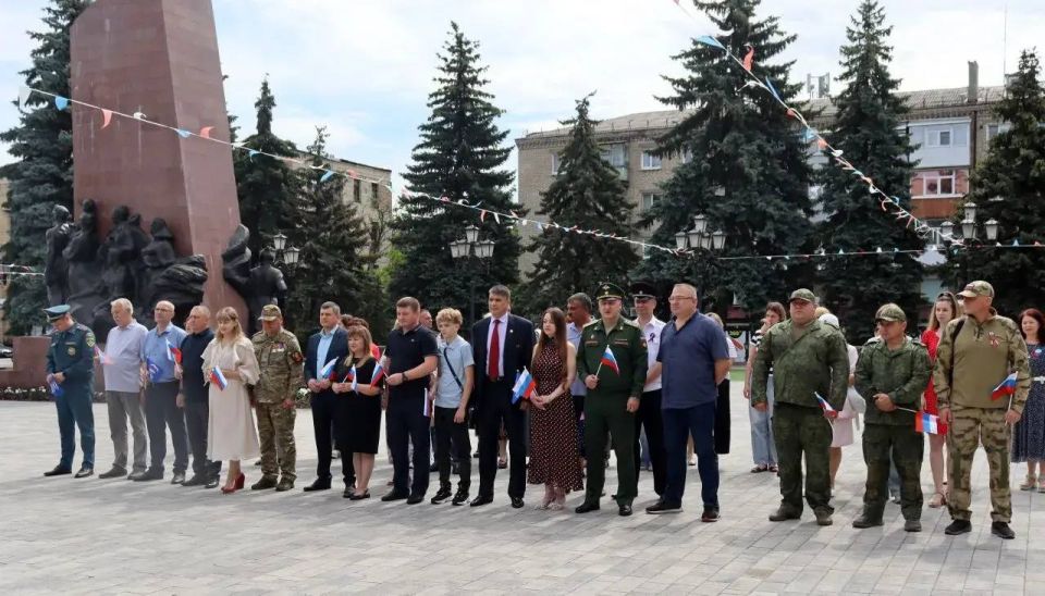 В День России в Антраците состоялась торжественная церемония поднятия Государственного флага