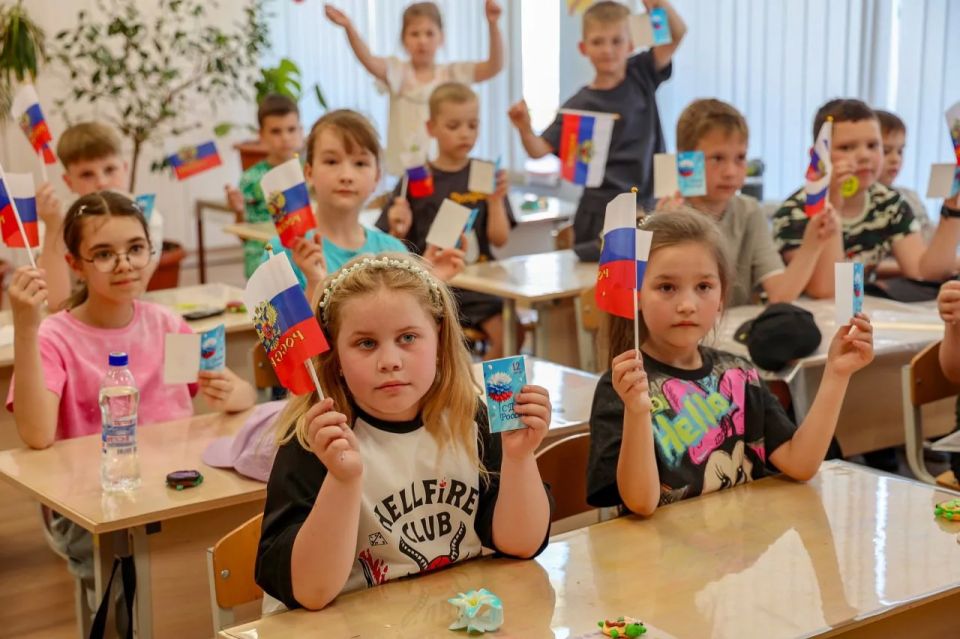 Накануне Дня России луганские полицейские провели для школьников увлекательное профилактическое мероприятие