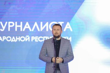 Денис Мирошниченко вручил награды Народного Совета коллективам республиканских СМИ