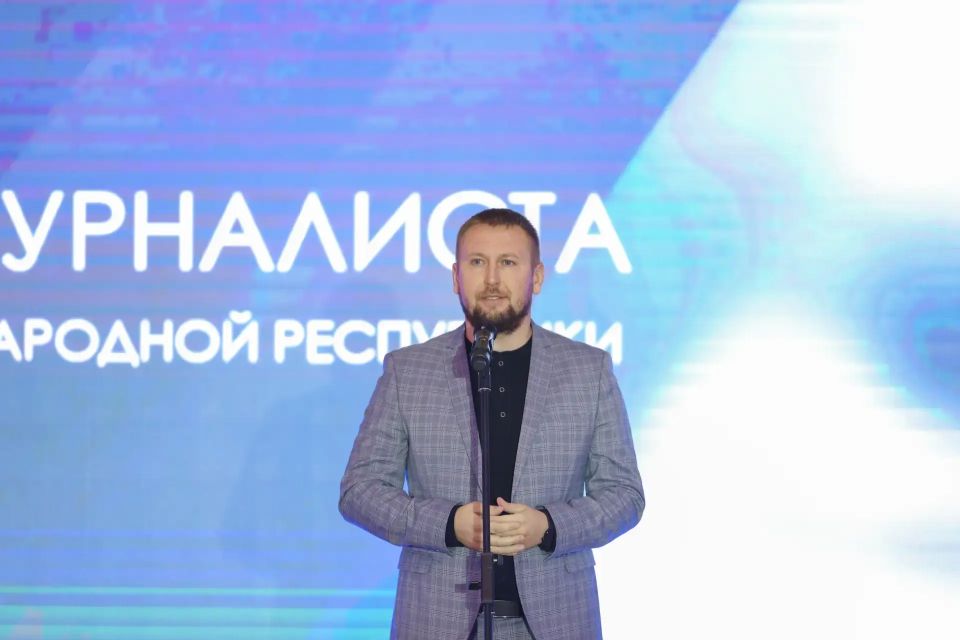 Денис Мирошниченко вручил награды Народного Совета коллективам республиканских СМИ