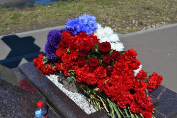 Сегодня депутаты Совета городского округа город Луганск возложили цветы в поселке Металлист у места гибели журналистов ВГТРК Игоря Корнелюка и Антона Волошина