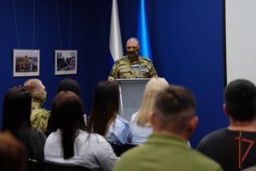 Крупная фотовыставка силовых структур открылась в ЛНР при участии Росгвардии