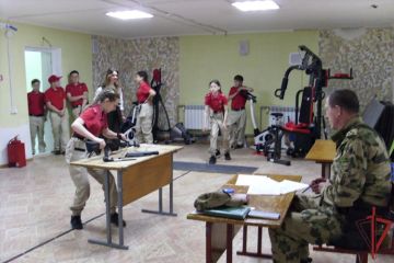 В Луганской Народной Республике росгвардейцы провели мастер-класс для юнармейцев