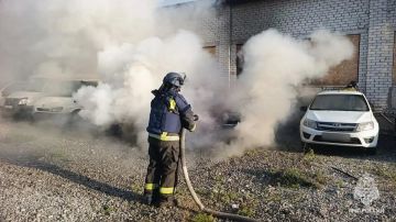 В Северодонецке спасатели отбили от огня 10 машин после атаки дрона ВСУ