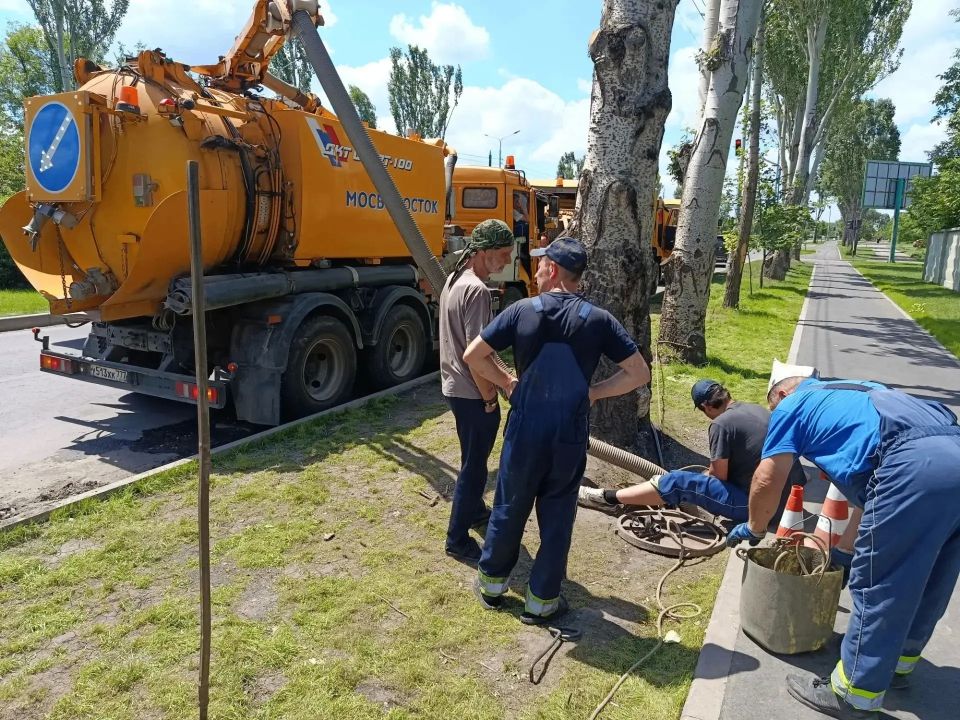Партийный десант проверил ход ремонтных работ на улице им. Буденного