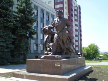 Культурная столица. Одна из визитных карточек Луганска - Памятник мастеровому – литейщику