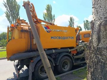 В Луганске на улице Буденного чистят ливневку