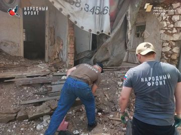 Молодёжка НФ совместно с РИК НФ ЛНР приехали по заявке и демонтировали обвалившуюся стену заброшенного здания, которая рухнула ещё три года назад на территорию жилого двора