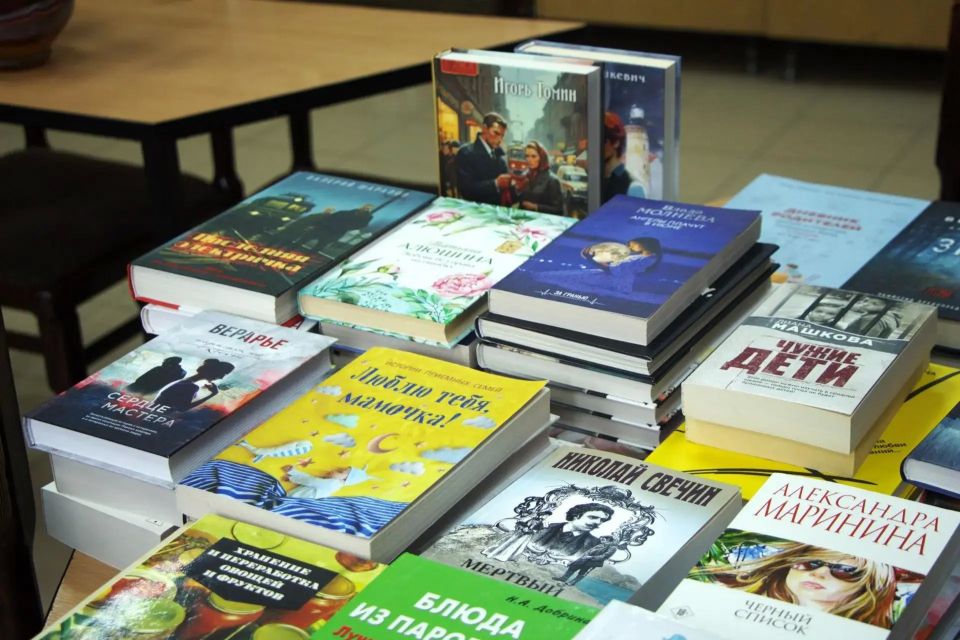 Молодежной библиотеке Луганска подарили книги - классика, история и современная литература
