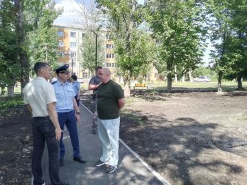 И.о прокурора Луганской Народной Республики Валерий Кузьмин с выездом на место проверил ход и качество выполняемых работ по благоустройству сквера «Марс» по ул. Чичерина в г. Свердловске