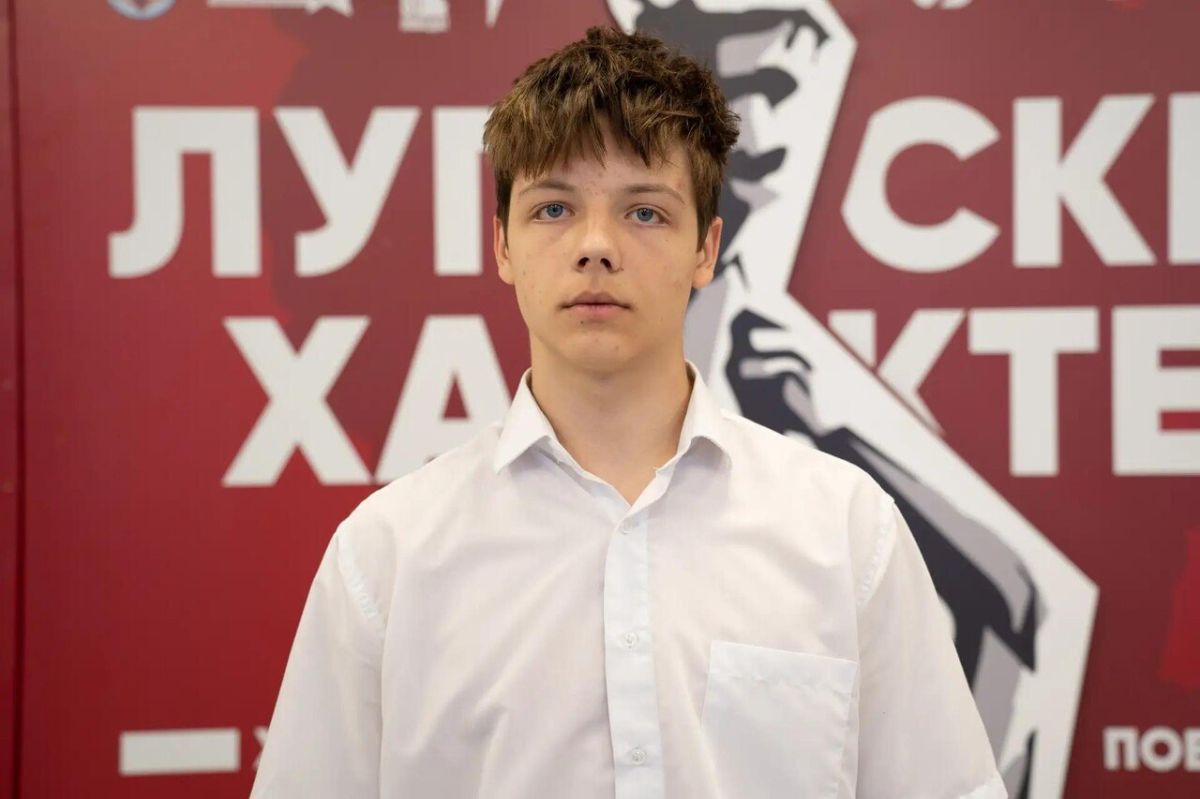 Выпускник Глеб Мажник, набравший 100 баллов на ЕГЭ по химии, мечтает стать стоматологом