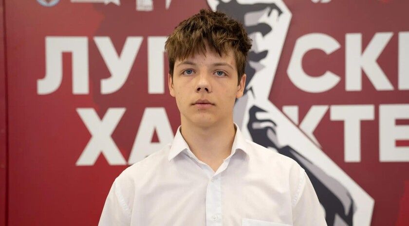 Выпускник Глеб Мажник, набравший 100 баллов на ЕГЭ по химии, мечтает стать стоматологом