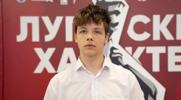 Выпускник Глеб Мажник, набравший 100 баллов на ЕГЭ по химии, мечтает стать стоматологом