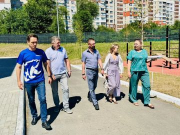 Представители депутатского корпуса, системы образования и общественных организаций посетили пришкольный лагерь, действующий на базе школы №60 города Луганска, с целью оценки условий отдыха, безопасности и организации досуга...