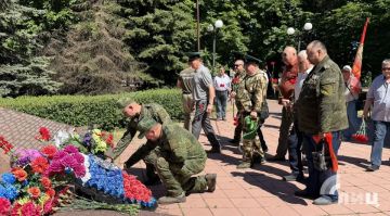 Митинг и возложение цветов в День ветеранов боевых действий состоялись у памятника воинам-интернационалистам в центре Луганска