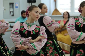 За кулисами. Артистам Луганской академической филармонии создали комфортные условия для репетиционного процесса Масштабная модернизация проводится при поддержке Президентского фонда культурных инициатив и Региональной...