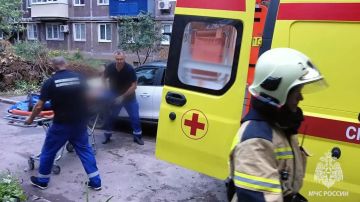 Сотрудники МЧС спасли мужчину из горящего дома в Луганске