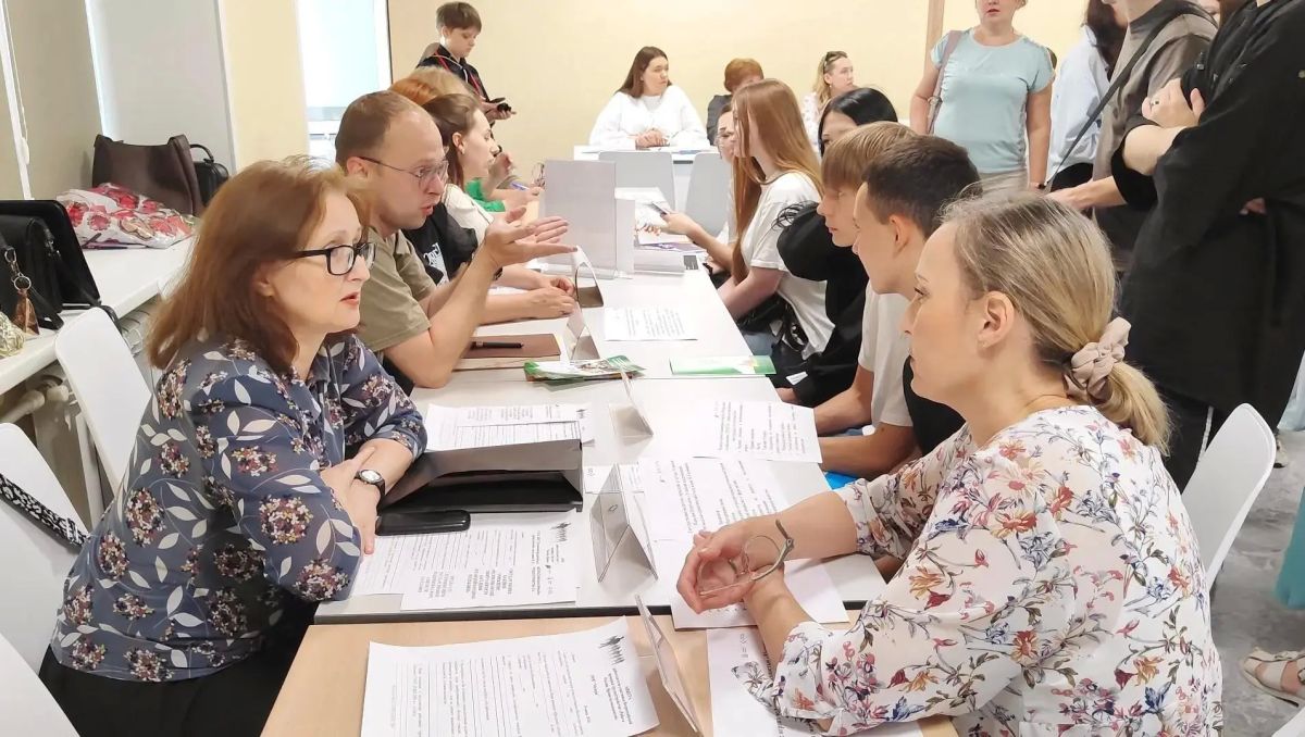 Почти 4 тысячи вакансий предложили на ярмарке трудоустройства в ЛНР